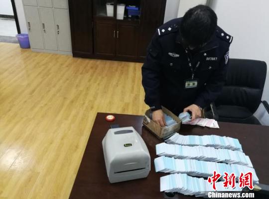 图为:查获假火车票成品、半成品5000余张。杭州铁路公安处台州站派出所提供