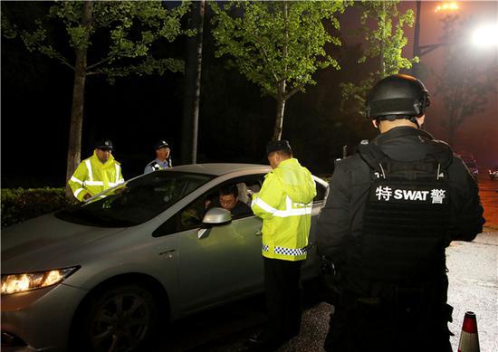 行动期间,杭州富阳警方正在执勤。张斌 摄