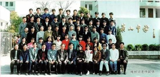 萧山中学1990届高中(2)班毕业生合影,来奕军位于三排左三。图片由杨祥兴老师提供