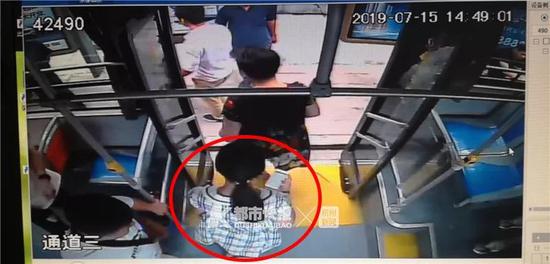 据路面监控显示,昨天下午2点左右,小卢上了公交车,到湘湖附近下的车。
