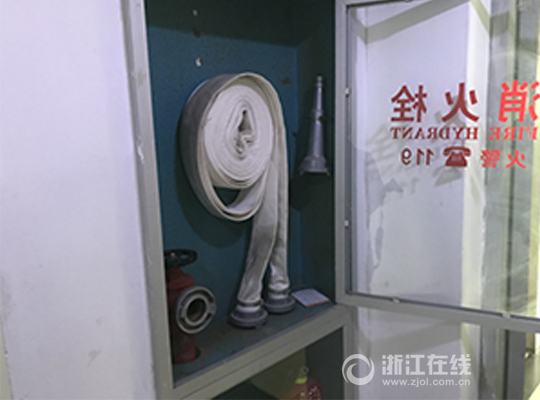 伊萨卡小区没有水的消火栓。 王晨辉 摄