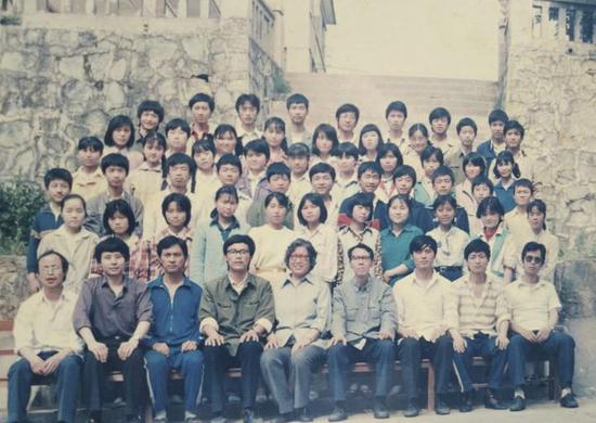 钱军(一排左四)和学生的合影