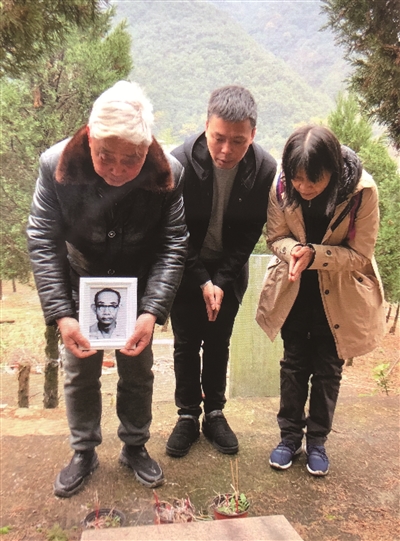 王茂富(左)、王秋香(右)带着父亲遗照祭拜母亲,中为王茂富儿子王文华