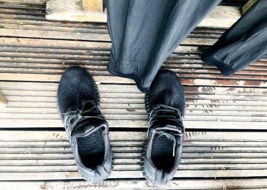 章先生的衣服和鞋子全湿掉了。