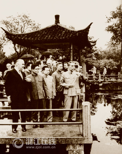 1973年9月,周恩来陪同法国总统蓬皮杜访问杭州。