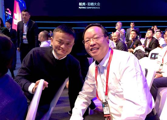 (2017年10月杭州·云栖大会杭电校长朱泽飞与马云会谈)