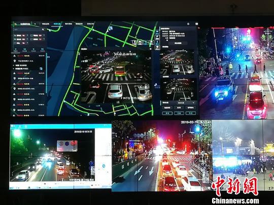 图为灯会现场交通调度画面。供图