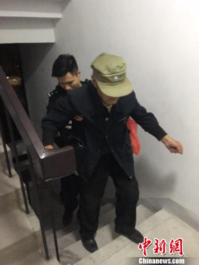 搀扶老人回家 傅建国 摄