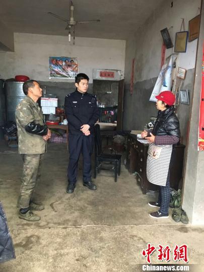 民警工作照 吴淑清 摄
