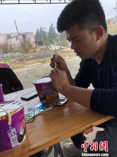 图为:出差途中,一碗泡面常常是丁少鹏的一顿饭。 天台公安供图 摄