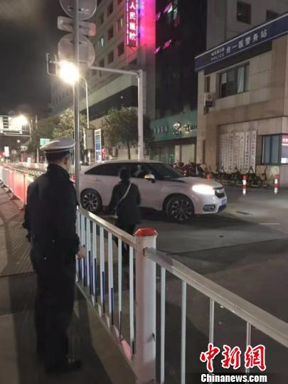图为:孕妇顺利抵达医院 黄岩公安供图