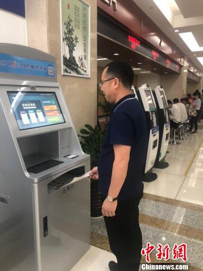 公司负责人通过自助打印机自主领取了营业执照 义乌提供 摄
