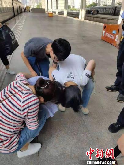 陈玉英询问发病女孩身体情况。桐乡卫校提供
