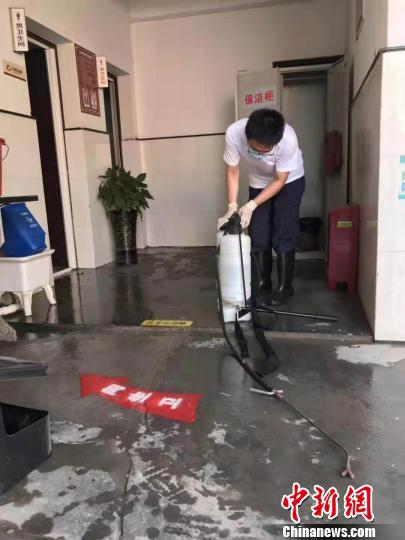 图为:临海汛桥开展灾后防疫防病工作 项玉君 摄