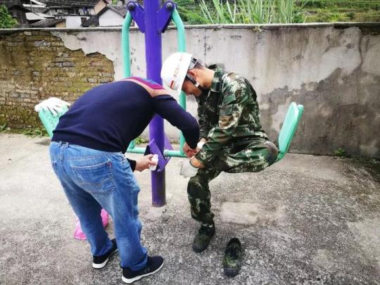 被钉子扎伤了脚底
