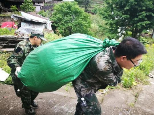 东西重,身体都成了90度