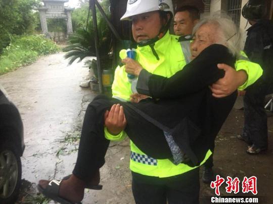 台风来临,苍南警方转移群众。 苍南警方供图 摄
