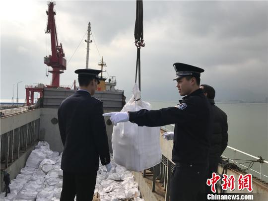 宁波海关缉私警察扣押走私白糖 黄燕波 摄
