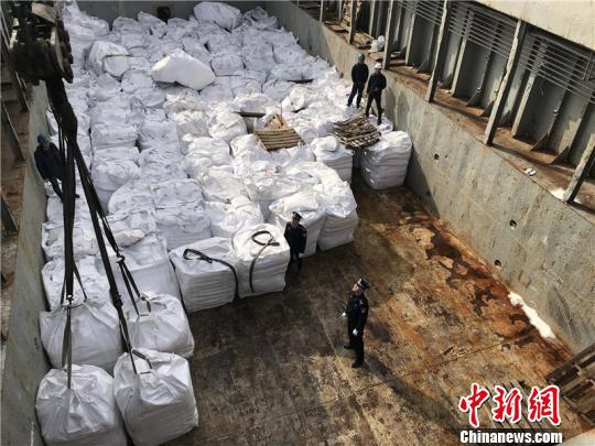宁波海关缉私警察清点走私白糖 黄燕波 摄