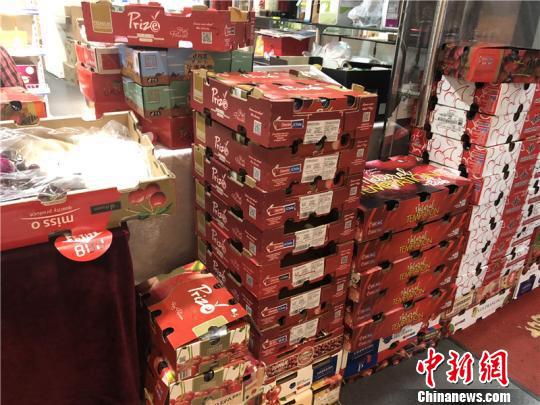图为进口车厘子。 林波 摄
