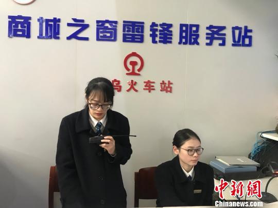春运期间的义乌站人潮涌动,徐亚南每天忙的“像个陀螺” 奚金燕 摄