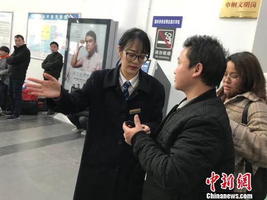 春运期间的义乌站人潮涌动,徐亚南每天忙的“像个陀螺” 奚金燕 摄