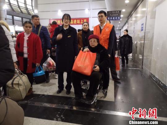 一起为旅客提供志愿服务的两人难得见上了一面 奚金燕 摄