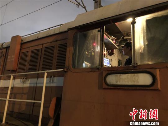 图为夜间作业现场。 林波 摄