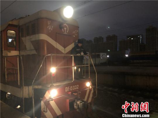 图为夜间作业现场。 林波 摄