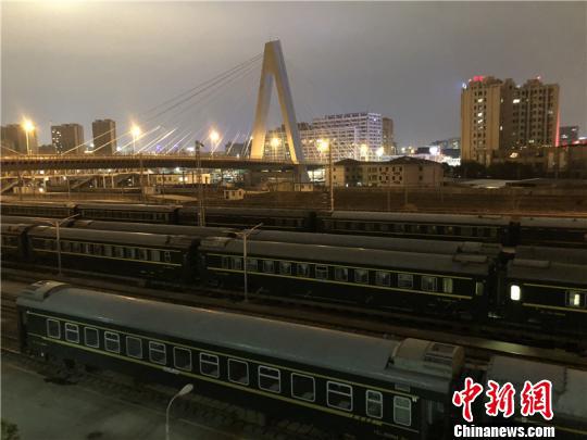 图为检修股道。 林波 摄