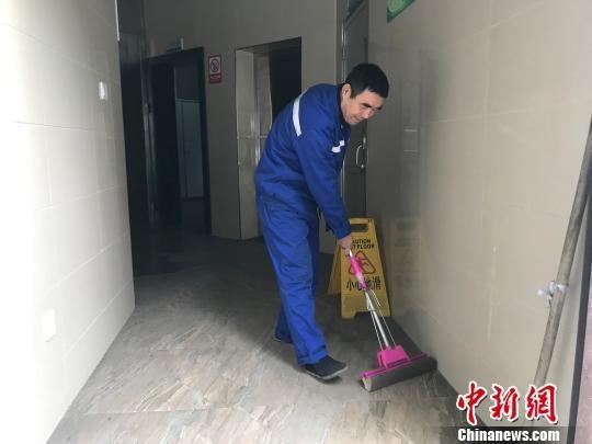 乔新厂人实在,脾气好,十分敬业 奚金燕 摄