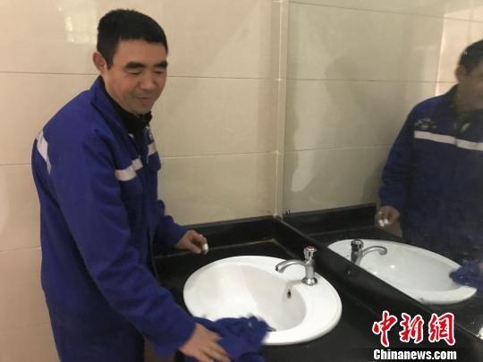 为了保持洗手台的干净清爽,乔新厂每天要擦上好几遍 奚金燕 摄