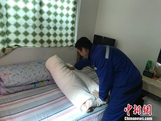 乔新厂夫妻俩住公厕里的一间杂物房,房间不大,但十分整洁 奚金燕 摄