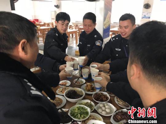 图为当湖派出所值班民警一起过除夕。当湖派出所供图
