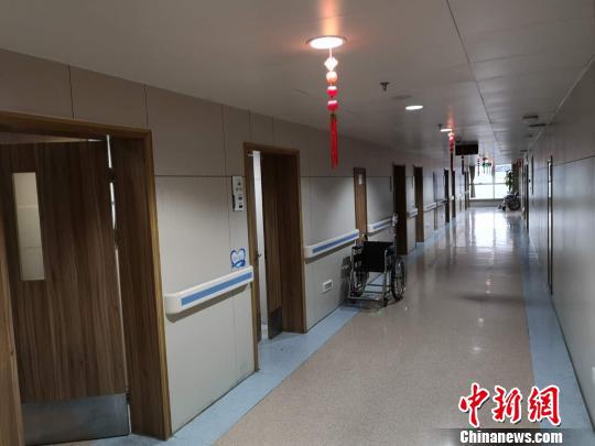图为:医院病区内的走廊上悬挂着红灯笼 范宇斌 摄