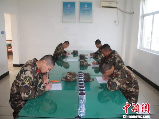 图为:武警台州支队的官兵们写下一封封家书 章朝晖 摄