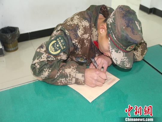 图为:武警台州支队的官兵们写下一封封家书 章朝晖 摄