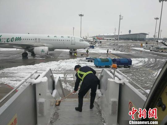 东航江苏公司工作人员投入扫雪除冰工作中。东航江苏公司供图