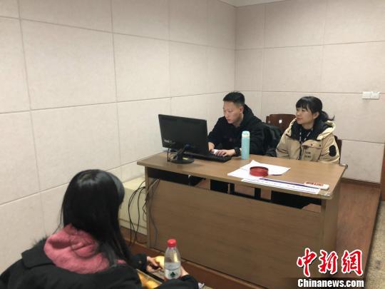 展开侦查 钟李佳 摄