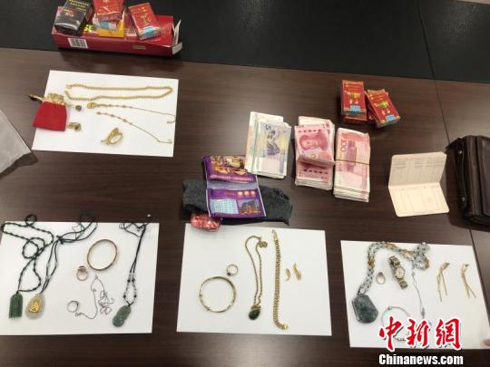 被追回的部分赃物赃款 应立强 摄