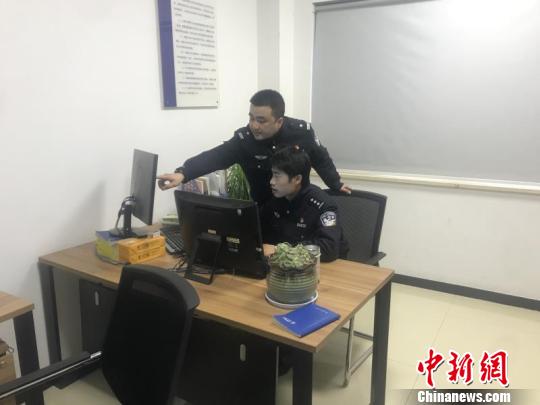 办案民警通宵查看监控录像 应立强 摄