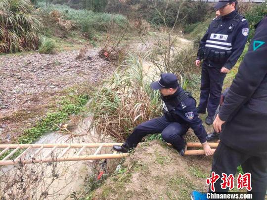 搭起“生命梯” 叶志明 摄