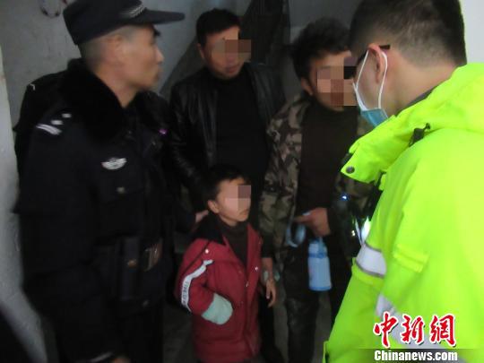 十岁男童不幸坠楼 南浔公安提供