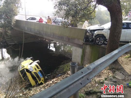 事故现场 吴锡晋 摄