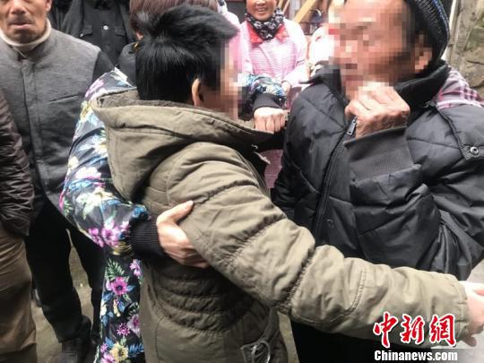 陈莲妍走失18年后终于和父亲团聚 浦江公安提供 摄