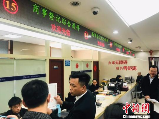 杭州试点直营连锁餐饮经营企业“评审承诺制”。 刘方齐 摄