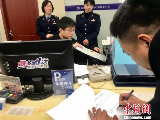 申请者提交“直营连锁餐饮经营企业承诺书”。 刘方齐 摄