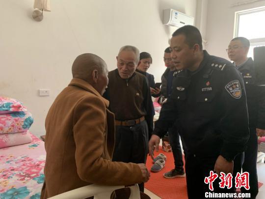 民警为老人家中的“儿子”找到了家 李依朵 摄