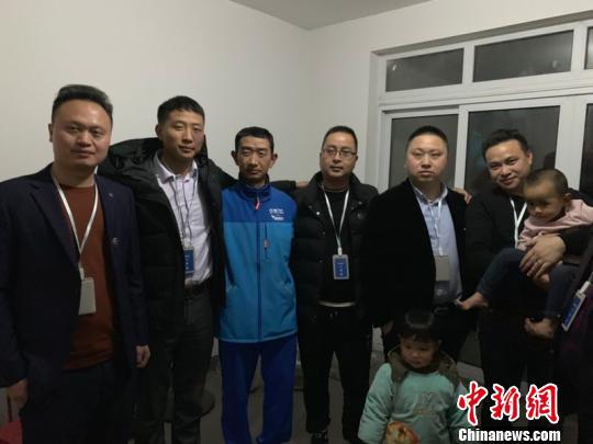 图为大家来看望李帮勇父女。 钱姬霞 摄