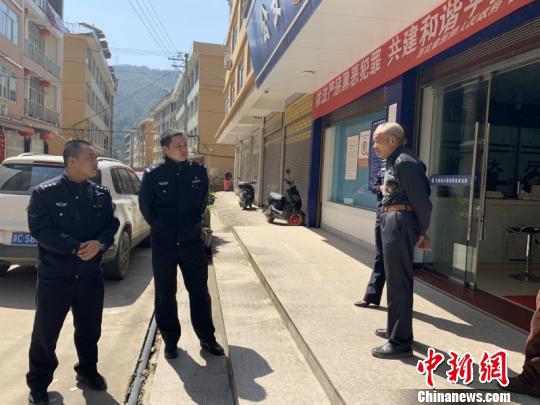 民警“走街串巷” 李依朵 摄